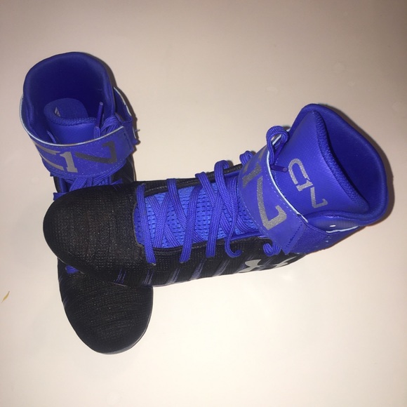 Under armor youth cleats size y2. - Picture 4 of 5